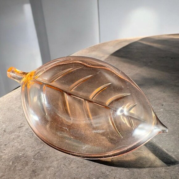 Vintage 1960s Leaf Trinket Dish Plate Pink Depression Glassware Decor Trinket - Picture 2 of 11